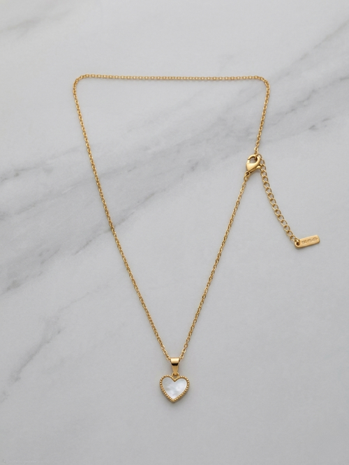 Collier Pendentif Cœur en Nacre et Finition Dorée – Élégance Intemporelle