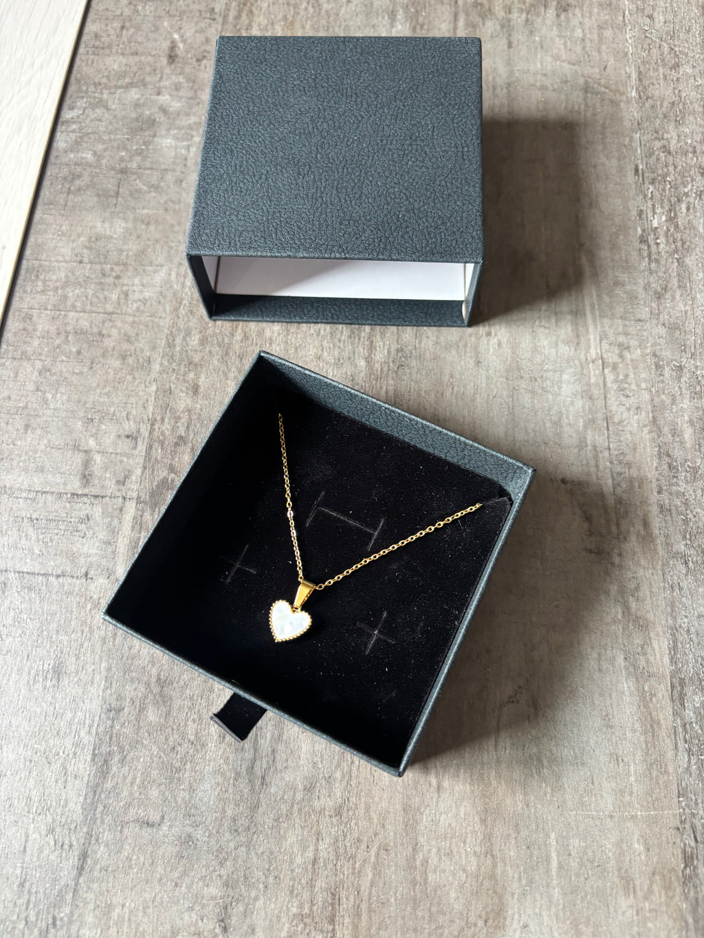 Collier Pendentif Cœur en Nacre et Finition Dorée – Élégance Intemporelle