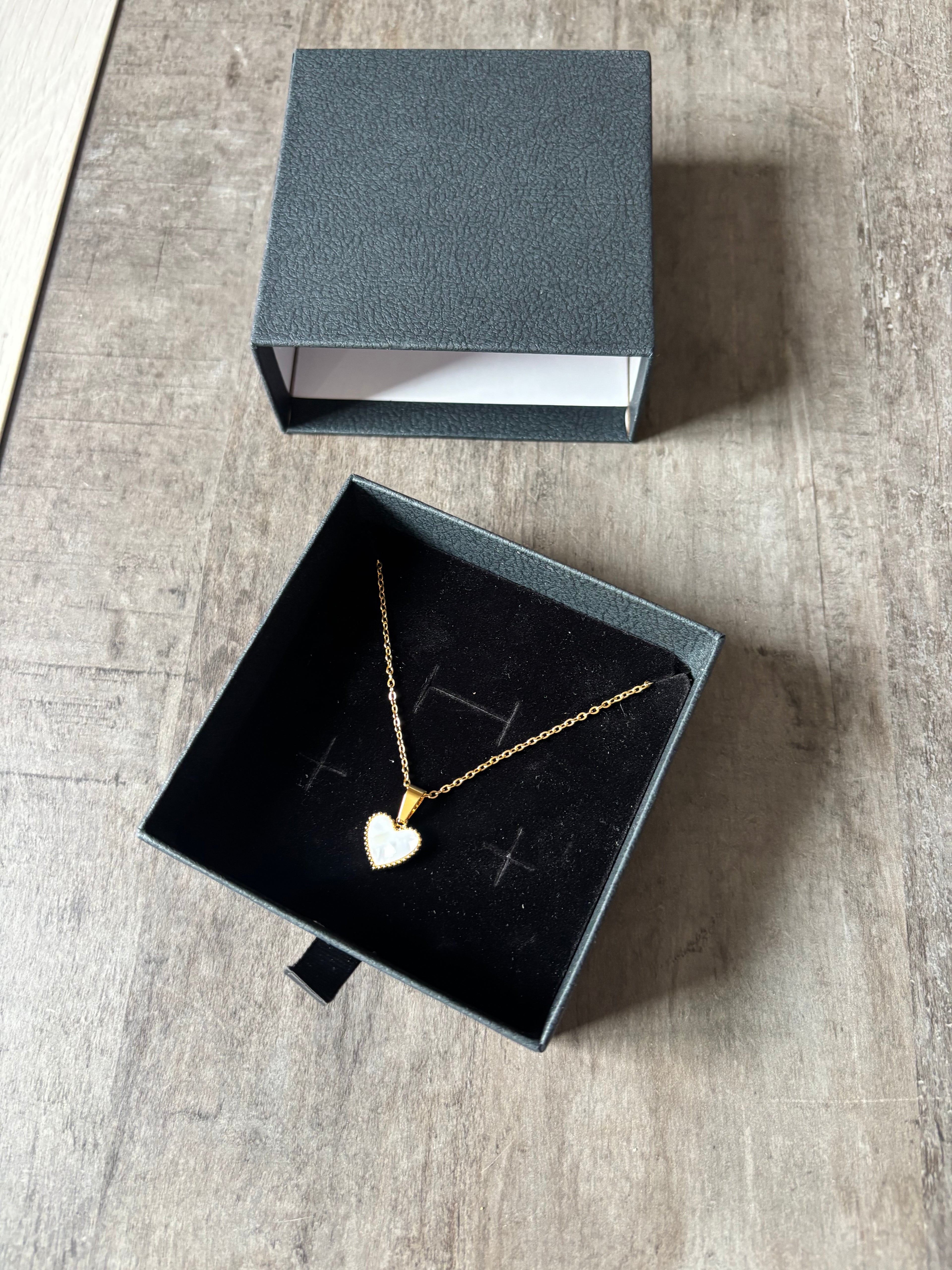 Collier Pendentif Cœur en Nacre et Finition Dorée – Élégance Intemporelle