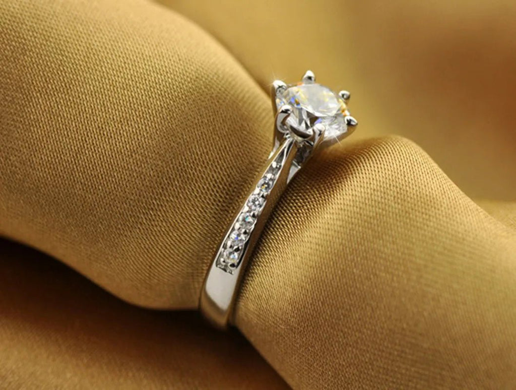 Bague classique de luxe pour femme en argent sterling 925, sertie d'une imitation diamant à six griffes. - A.F.V. Sud