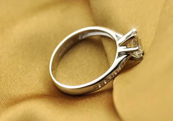 Bague classique de luxe pour femme en argent sterling 925, sertie d'une imitation diamant à six griffes. - A.F.V. Sud
