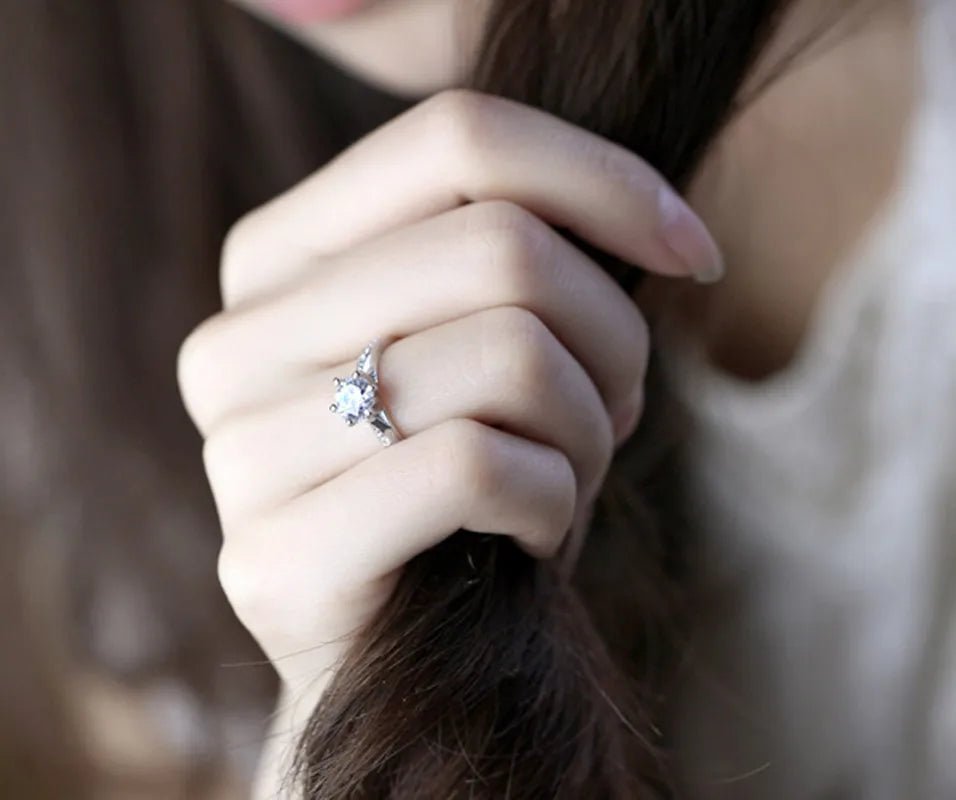 Bague classique de luxe pour femme en argent sterling 925, sertie d'une imitation diamant à six griffes. - A.F.V. Sud