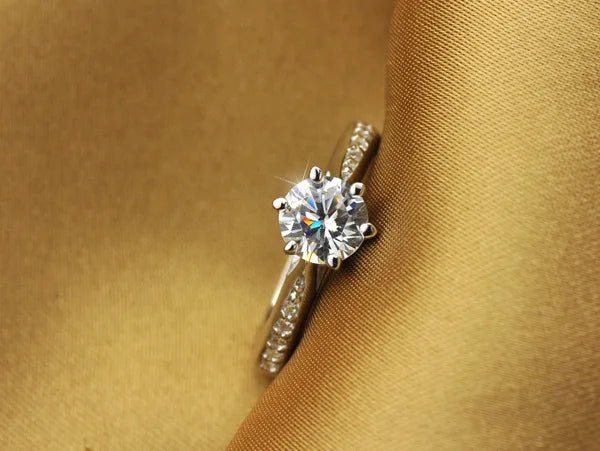 Bague classique de luxe pour femme en argent sterling 925, sertie d'une imitation diamant à six griffes. - A.F.V. Sud