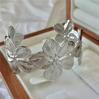 Bracelet large à motif floral et design géométrique ouvert, réglable et tendance (nouveauté 2025) – Vente en gros, idéal pour les fêtes ou comme cadeau. - A.F.V. Sud