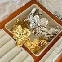 Bracelet large à motif floral et design géométrique ouvert, réglable et tendance (nouveauté 2025) – Vente en gros, idéal pour les fêtes ou comme cadeau. - A.F.V. Sud