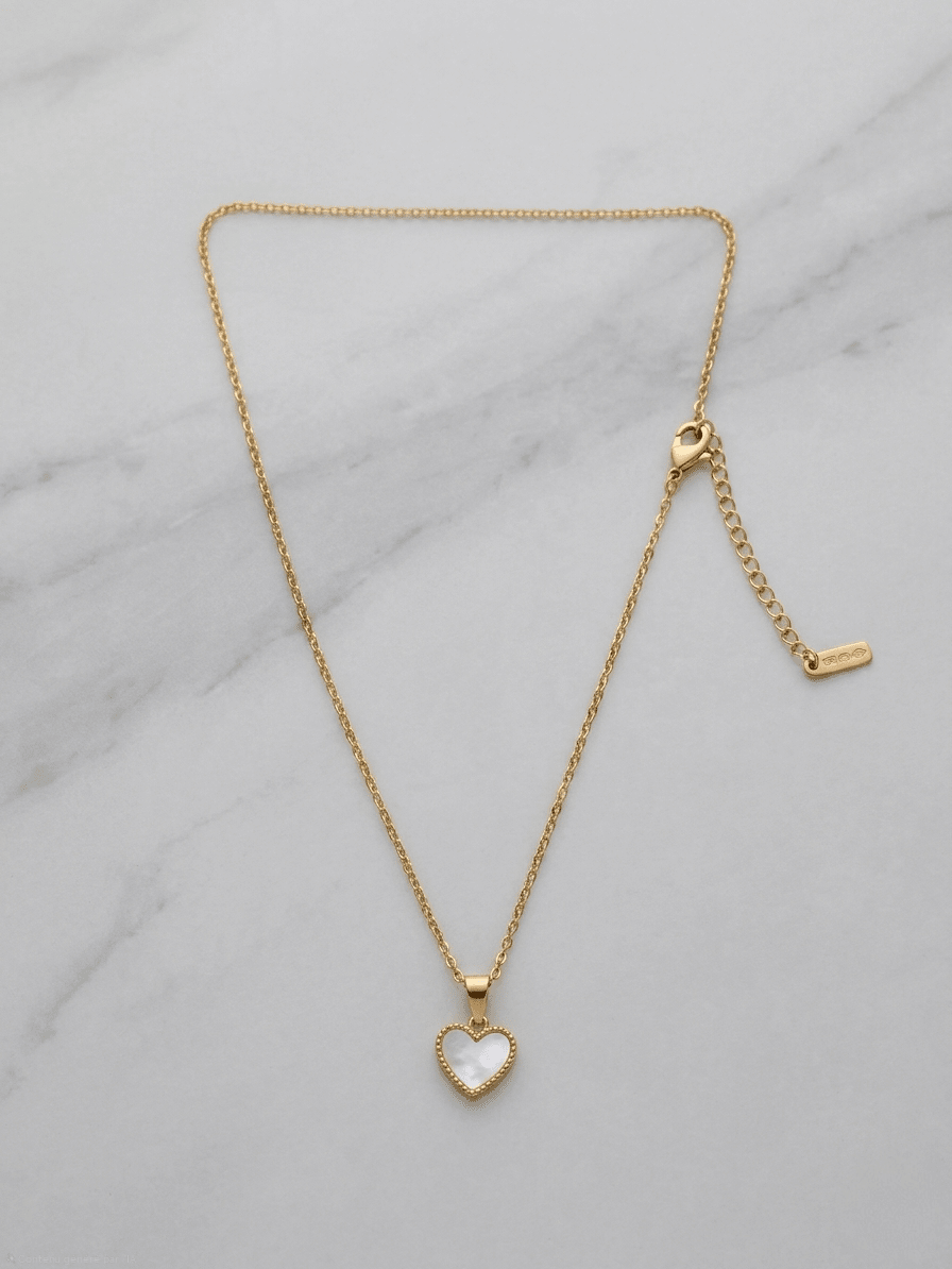 Collier Pendentif Cœur en Nacre et Finition Dorée – Élégance Intemporelle A.F.V. Sud