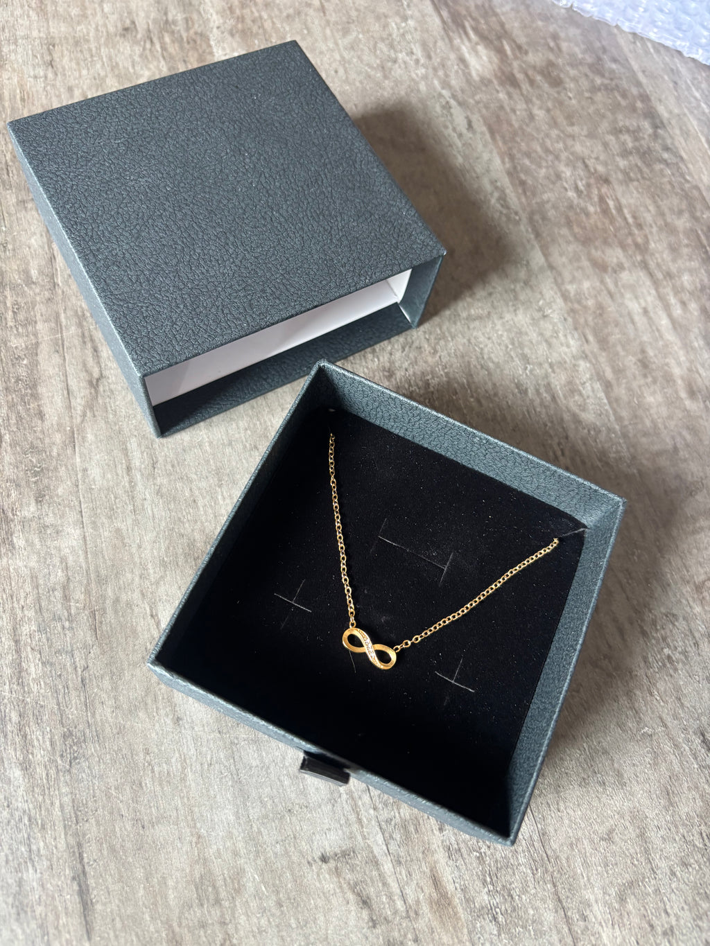 Collier Infini Doré en Acier Inoxydable & Strass – Élégant et Intemporel