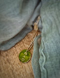 Collier Médaille Signatures Gravées – Finition Or