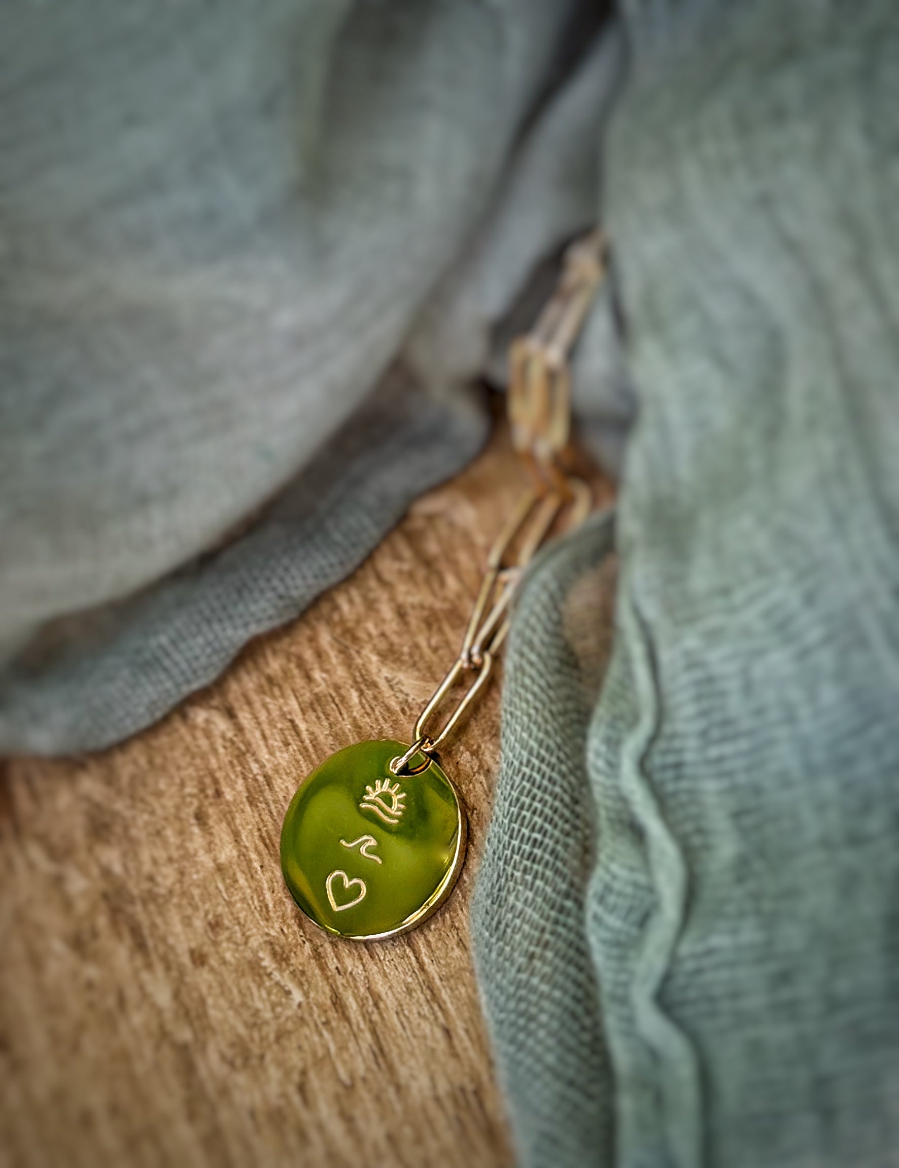 Collier Médaille Signatures Gravées – Finition Or